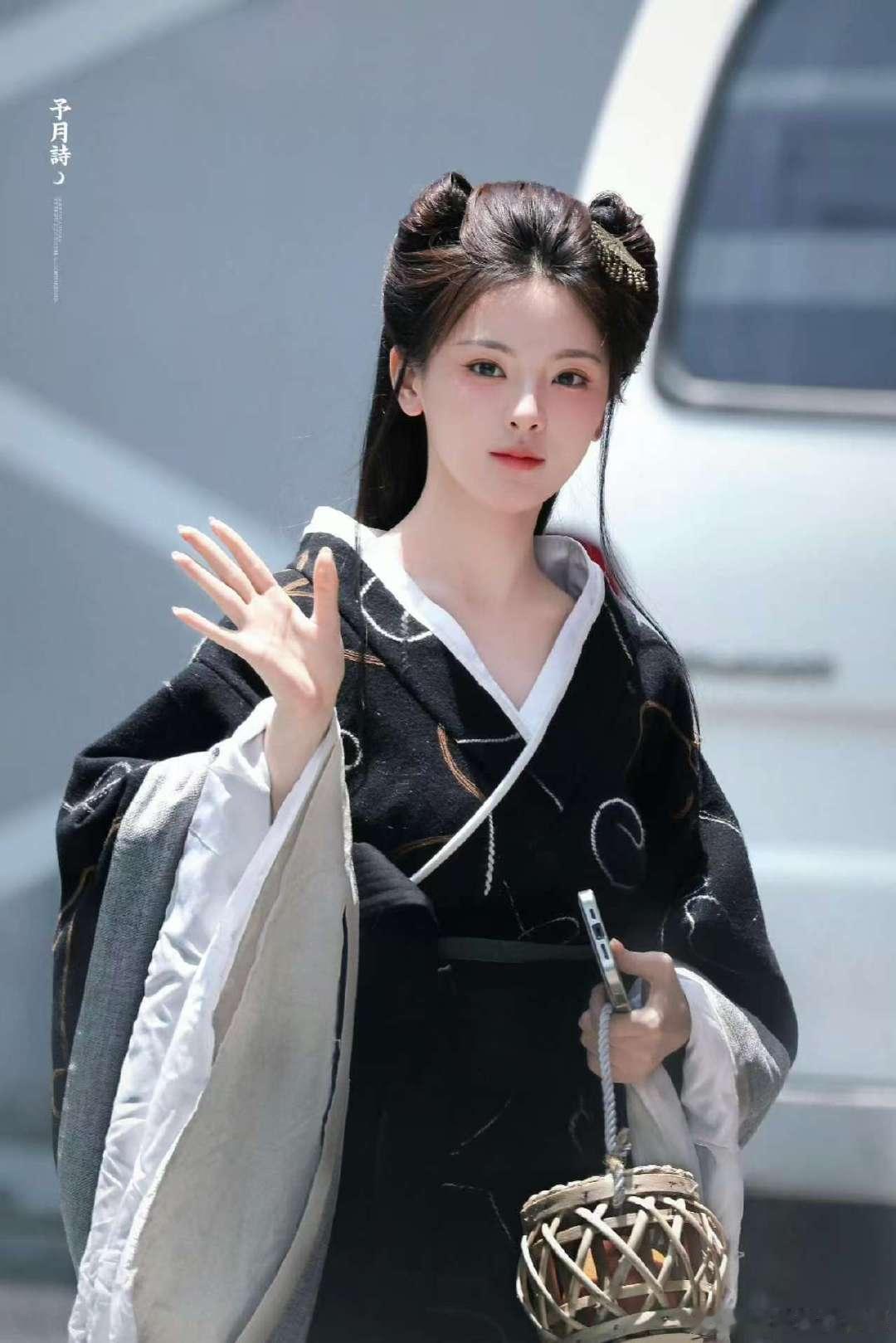 杨超越战国袍造型路透杨超越黑色战国袍造型这是画皮小唯的造型吧，好好看！ ​​​