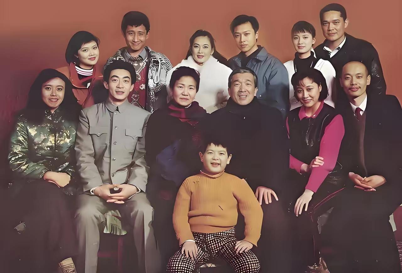 又快过年了，让我们一起欣赏一下电影《过年》的全家福剧照吧！

我一下子就认出了前