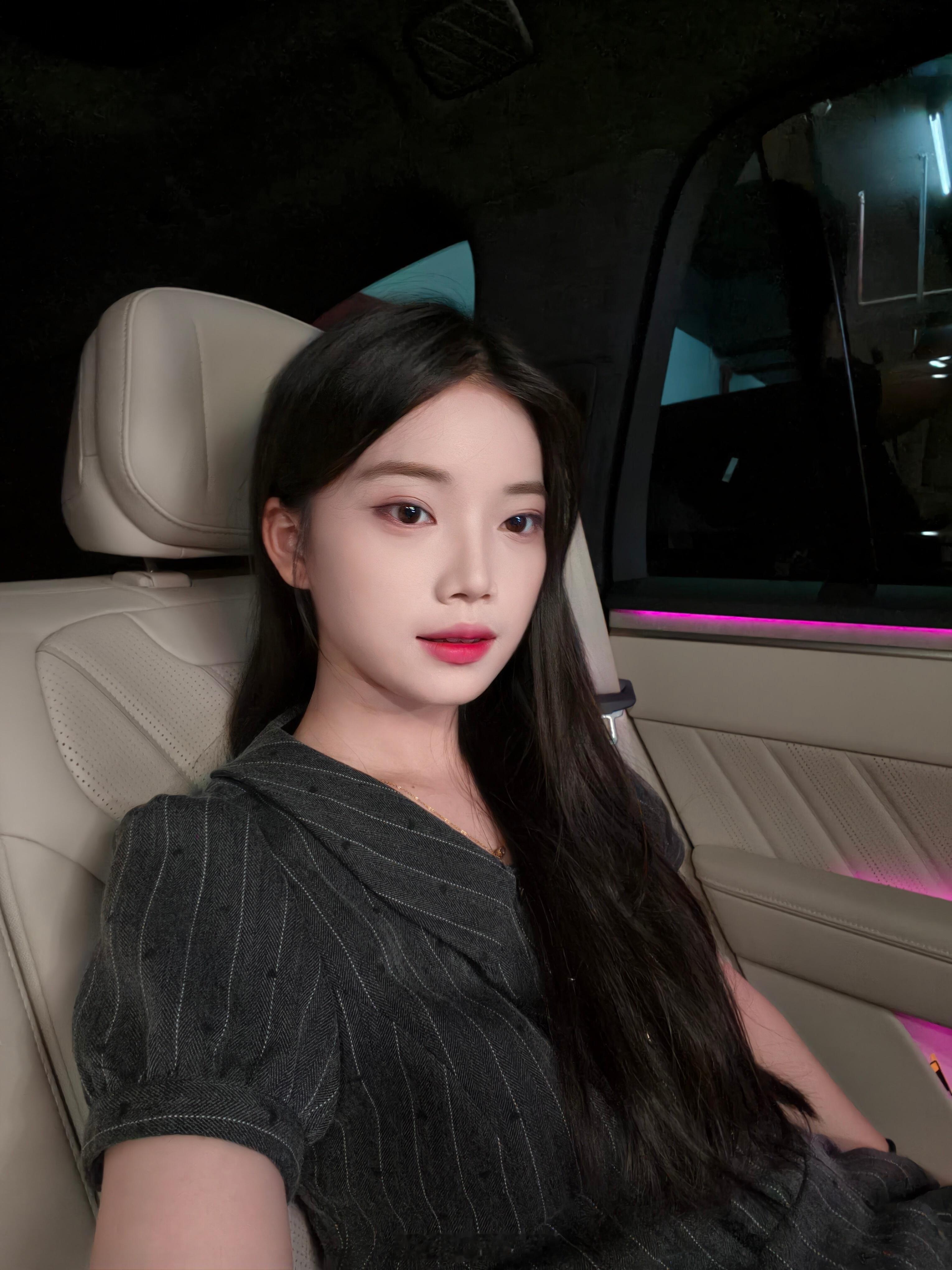 乐道L80氛围灯看着特别舒服，一圈灯带绕满车厢，光线柔和不晃眼，浅色内饰衬得格外