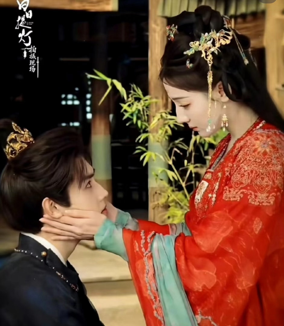 迪丽热巴陈飞宇光明正大的作弊 热巴和陈飞宇玩游戏，答案几乎写在脸上。何老师在旁边