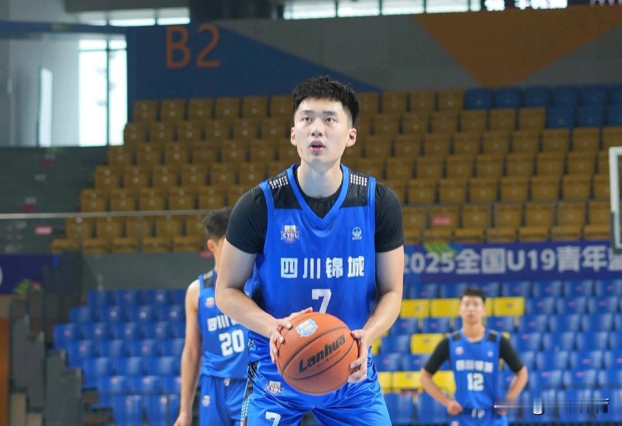 据直播吧报道，段睿琪已经签约辽宁男篮，辽宁队向四川俱乐部支付了1000万转会费！