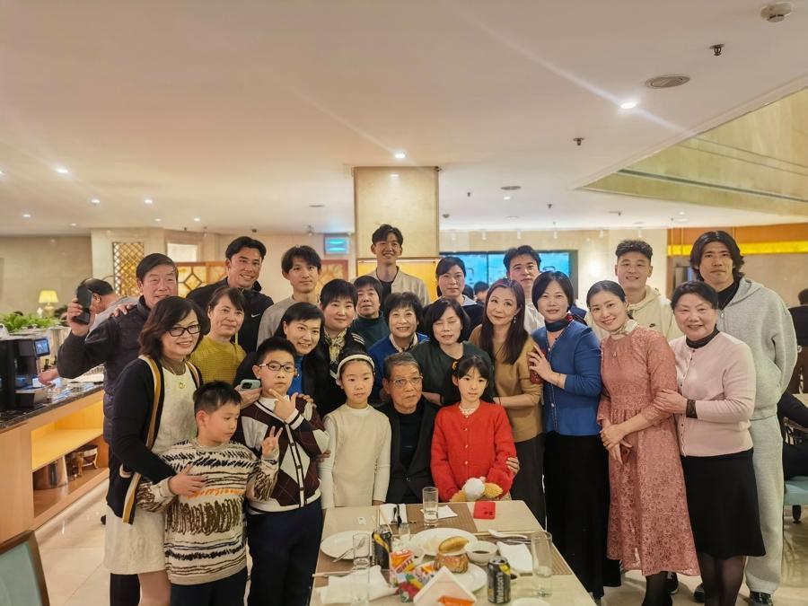 海港不到一周就要迎来超级杯了！球迷真的太期盼了！身边的几位海港忠实球迷已经休假远