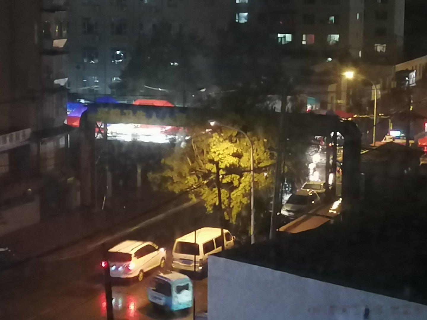 能否看清我照的这张图吗？这是辽阳街，我家早晨的早市，晚上的夜市。其实无论早市，还