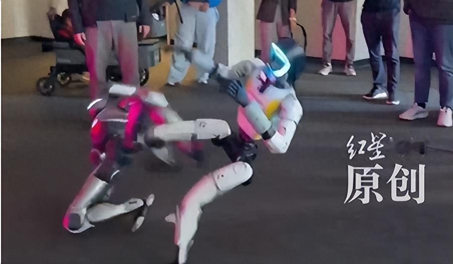 美国"人形机器人格斗大赛"上演中国德比：宇树PK众擎，双方同时踢中对方头部倒地打