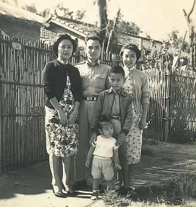 郑丽文幼年眷村老照片曝光！从小眼神有主见，家风藏着后来的气场

一张郑丽文在眷村