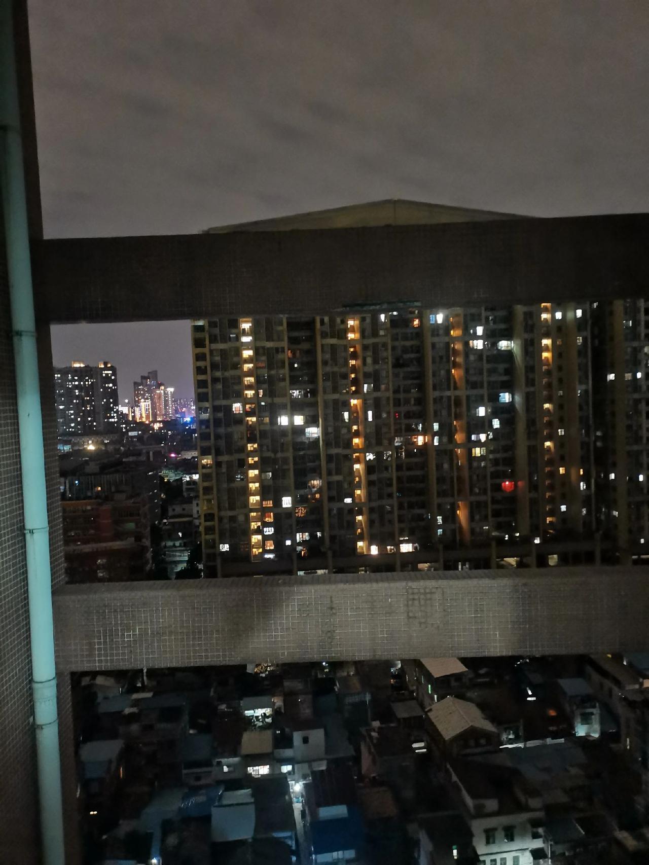 往昔风雨并肩行，
此后孤身路自迎。
寒夜添衣知冷暖，
心宽体健踏歌行 。