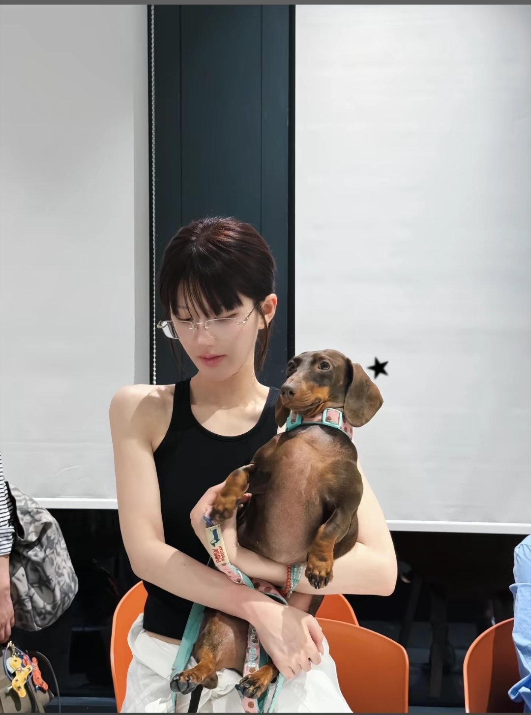 露儿演一个那种留着妹妹头但是其实是冷酷的杀手，然后呢其实又非常爱小动物的反差人设