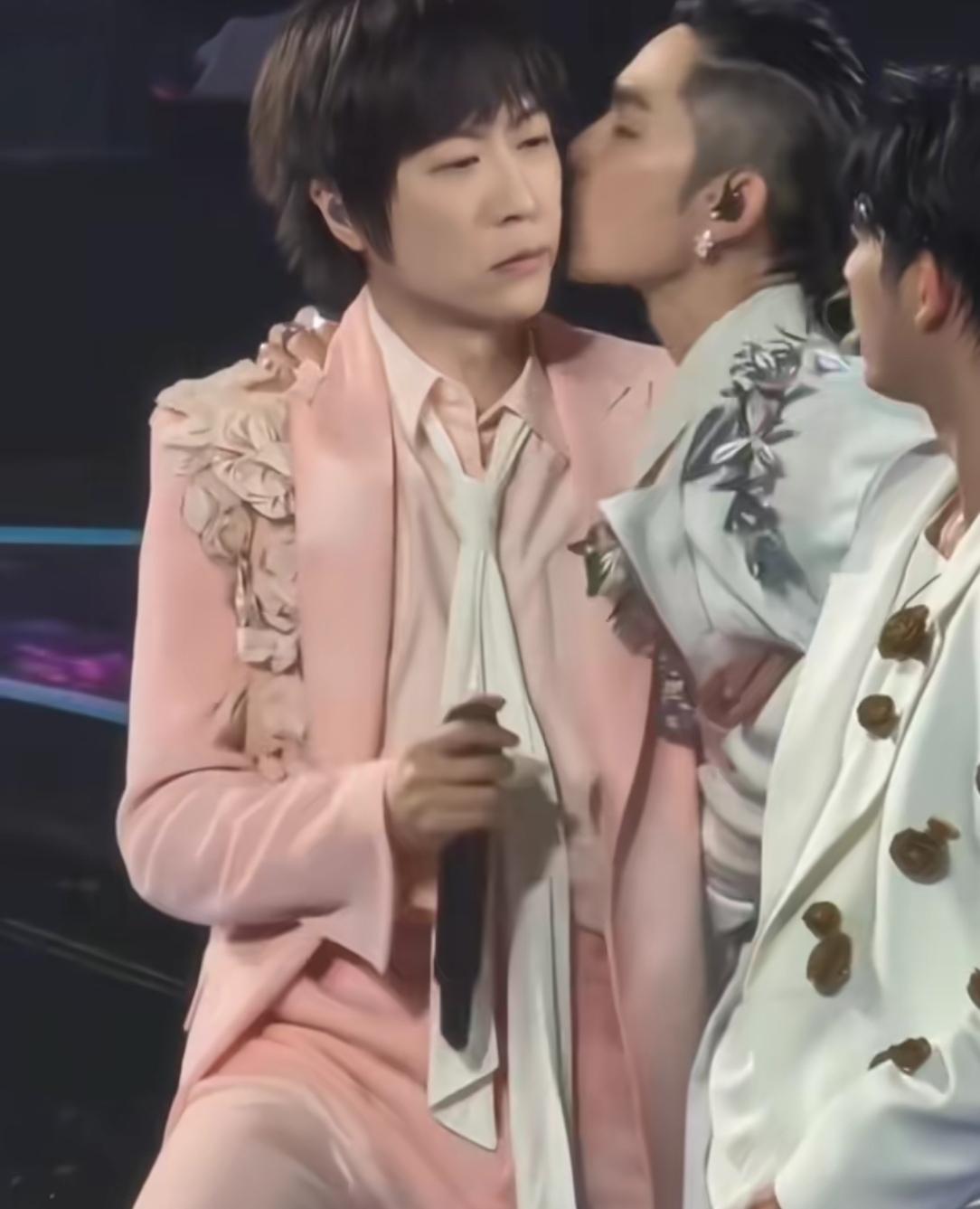 阿信摔跤后求亲亲，[捂脸][捂脸]抓手腕，拉上去，亲！一气呵成！好看，爱看！[星