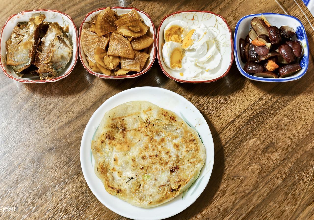 斋月第十天的晚餐，是牛肉白菜馅饼。
牛肉馅以葱、姜、熟黄酱调味，再加入香油、花生