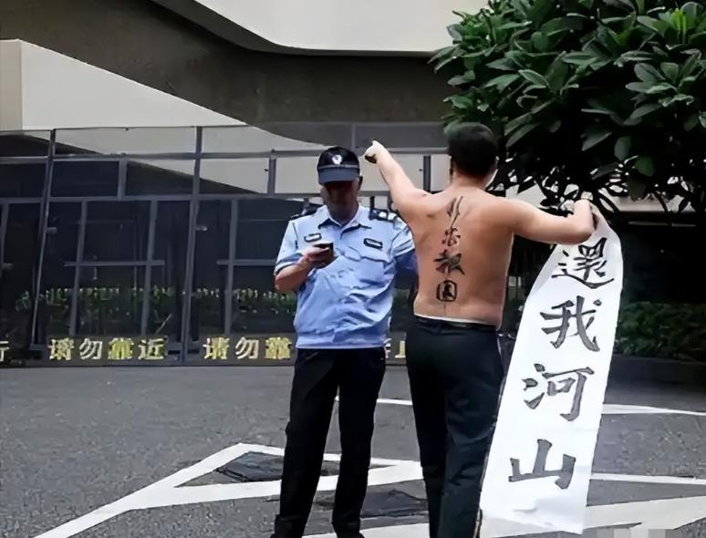 当年那个一把火烧了日本靖国神社的中国人刘强，回国后被单位辞退，妻子离了婚。后来他