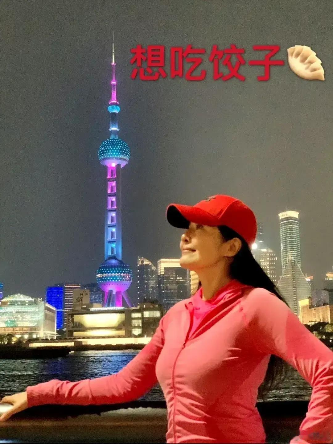 这么一个胸大屁股翘的美女，居然一辈子不结婚不生娃，如今都60岁了，还前凸后翘，美