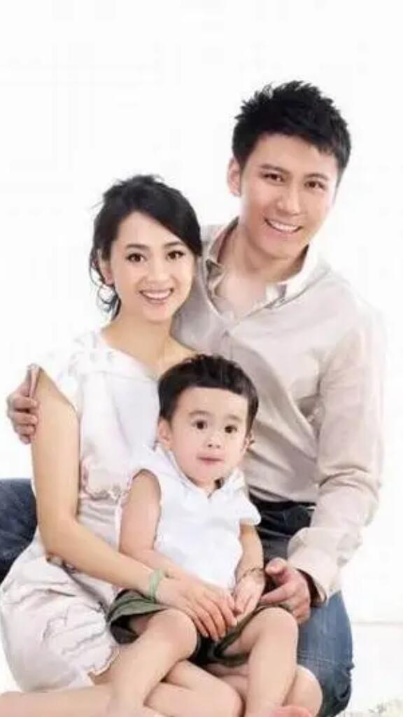 你说的应该是赵峥与谢润（常被误写为“谢韵”）。两人是娱乐圈低调的姐弟恋模范，相差