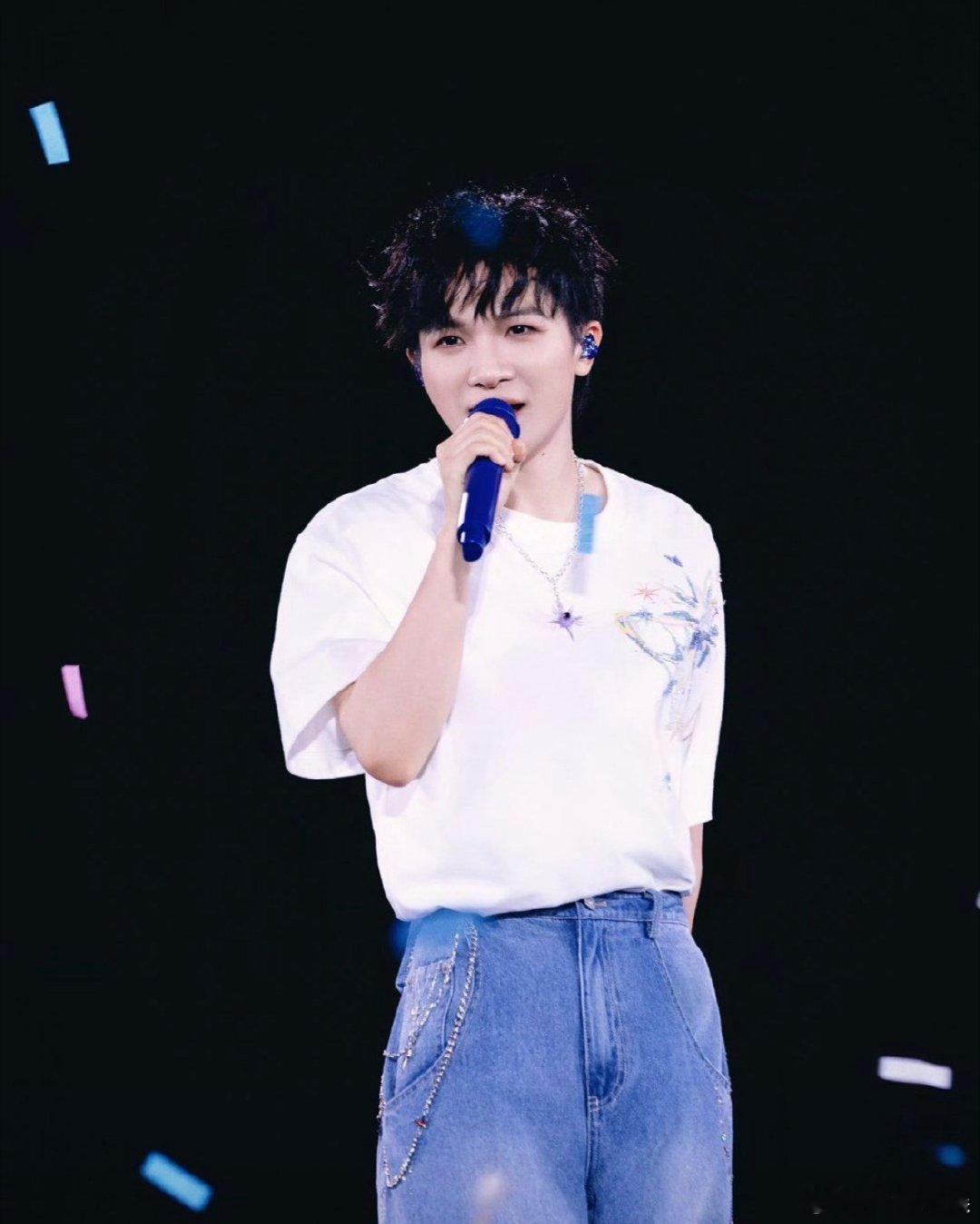 周深沈阳演唱会上焦点访谈能够登上焦点访谈，足以说明沈阳演唱会已经跳出普通演出的范