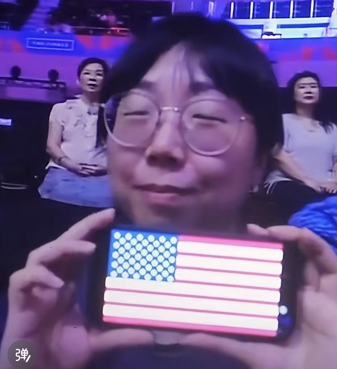 哎我去！请大家务必记住这个女的，只要中国女排出去比赛，她必到场观看，然后关键时刻