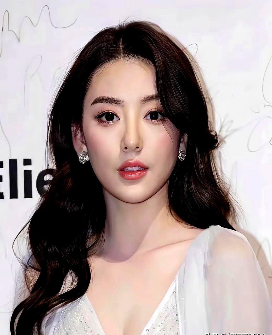 说实话，身高差有时候在感情里真是个微妙的问题。
都说熊黛林最大的亮点是那1米78