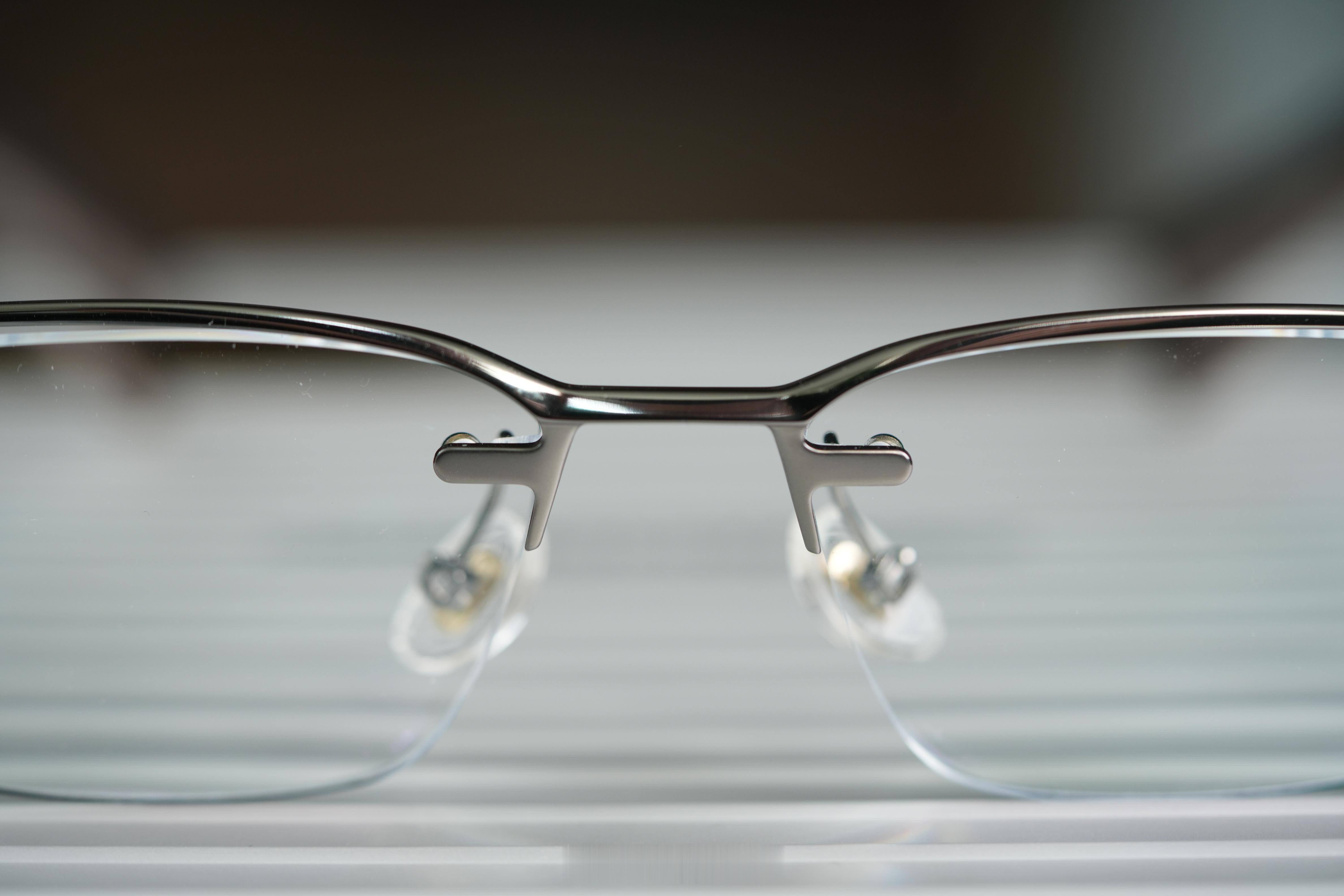 收到界环AI音频眼镜特别版，我这个是钛半框版轻盈且精致，仅28.5克，镜腿有金色