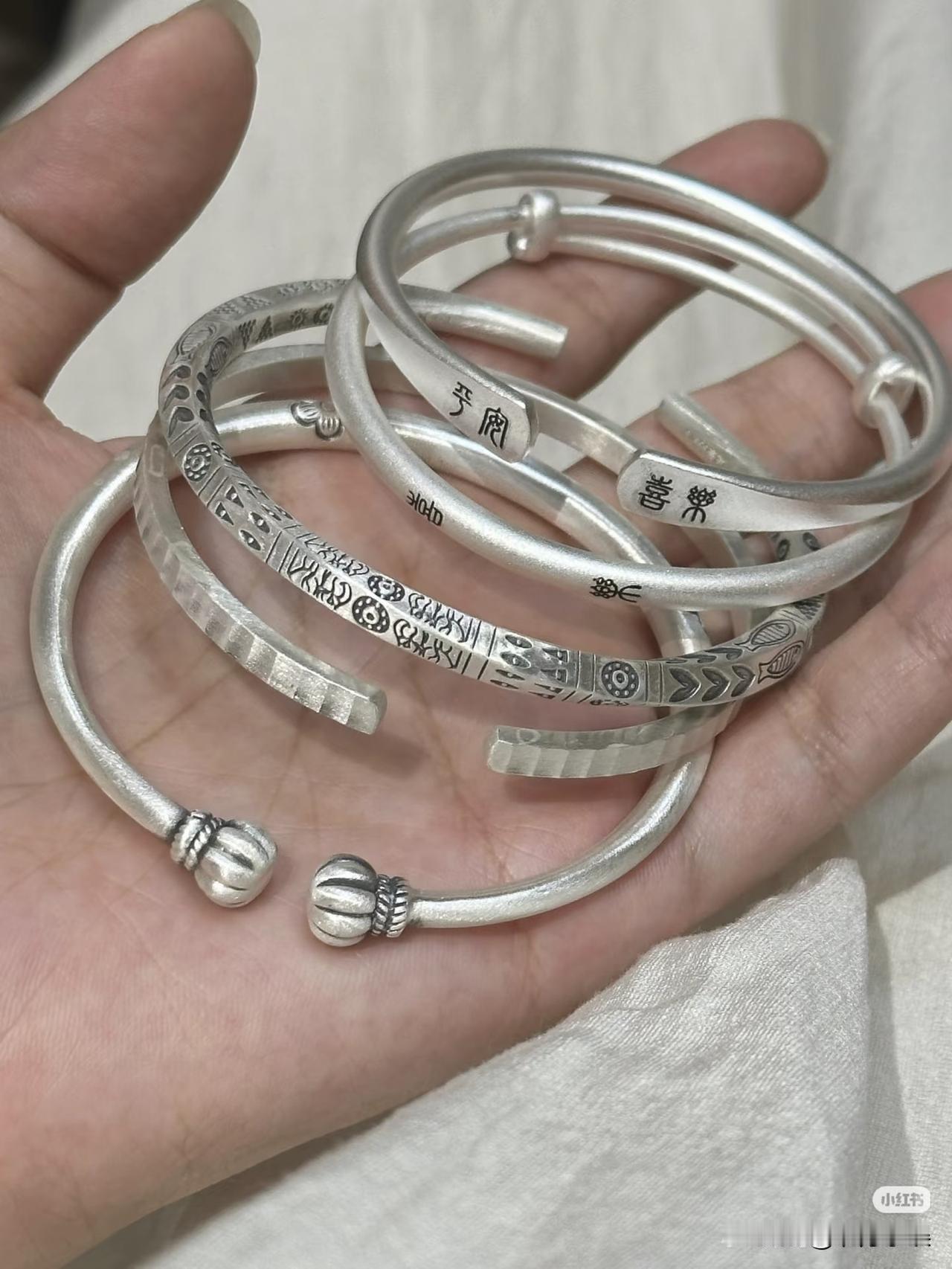 儿媳妇怀孕了要生孩子，婆婆说我那个有个银手镯给你们，有时间你们去换一副小镯子，到