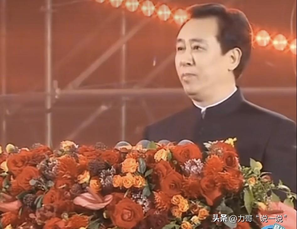 许老板这个像是“修仙”去，头发眉毛都白了。