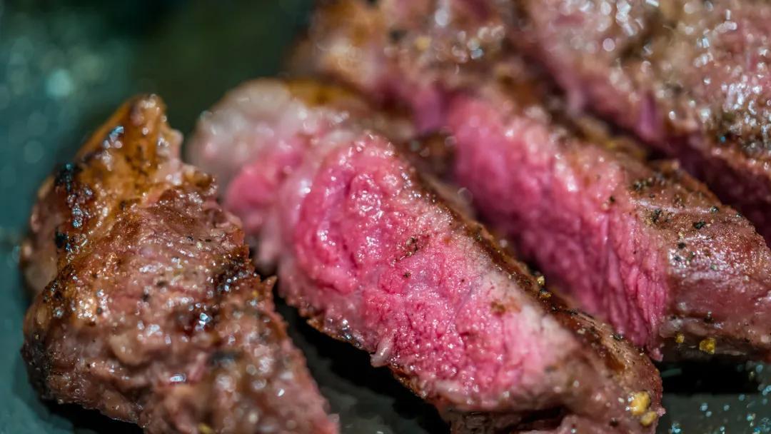【牛肉呈现绿色，是重金属超标所致？片面了】牛肉在某些情况下出现绿色往往是由一种“