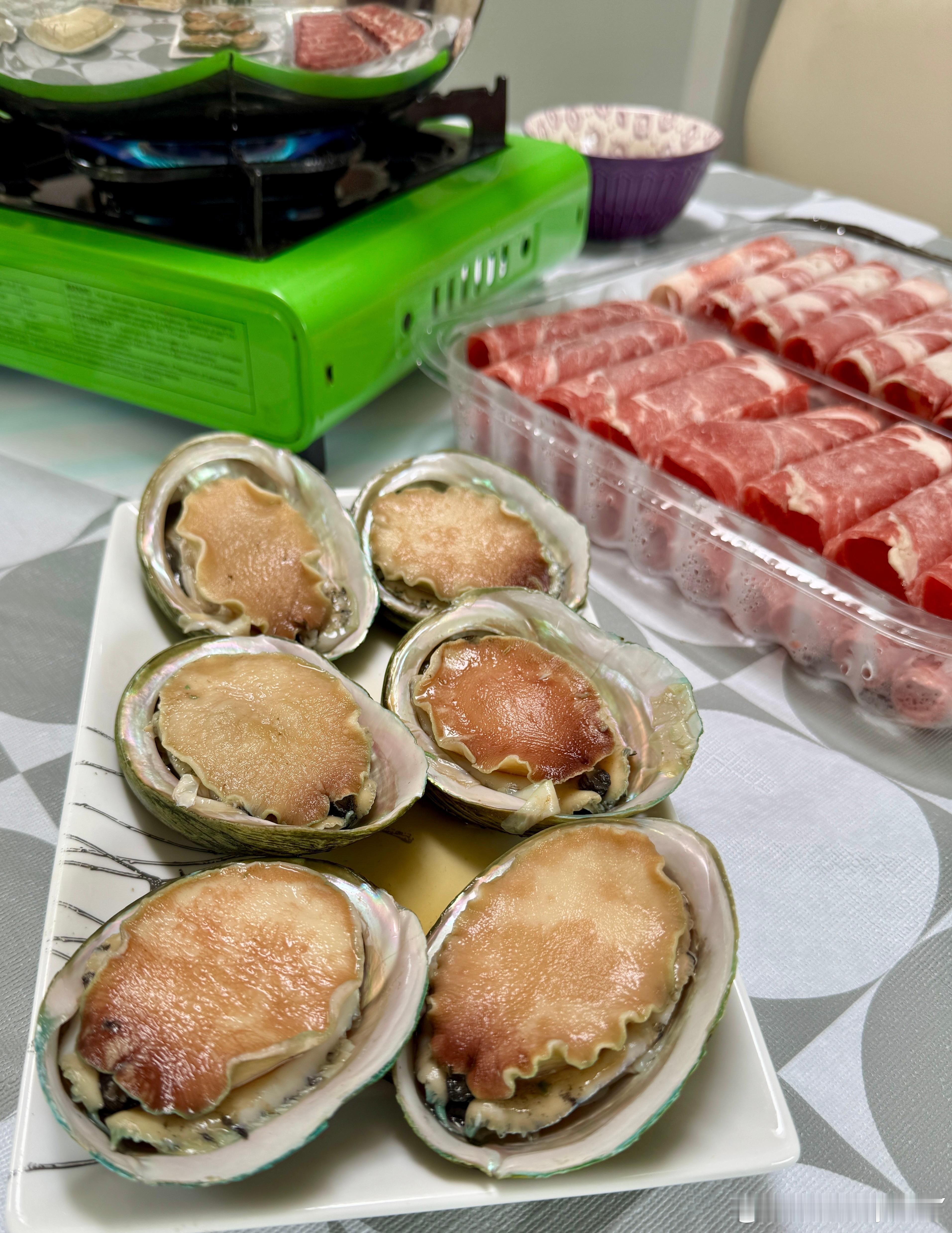 我们家都是肉食动物。吃火锅时最明显，眼小肚子大，每次我觉得足够的肉量，每次都不够