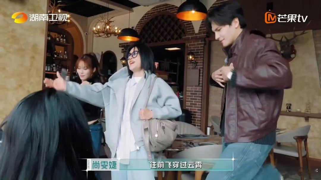 简单的场地也挡不住超强实力，尚雯婕歌声婉转悠扬，氛围感直接拉满，听觉享受直接拉满