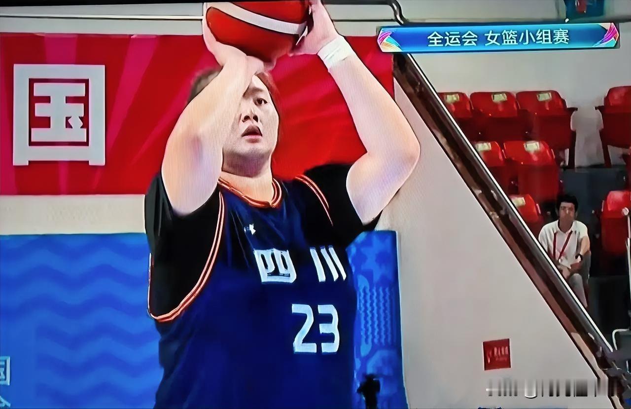 广东全运会以下三位女篮球员代表参赛有点乱：

1、刘禹彤——代表四川女篮
2、李