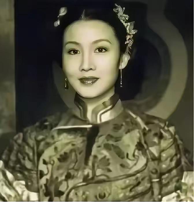 政治联姻的算盘
1916年，袁世凯去世后，袁家势力大不如前。为了维持家族地位，袁