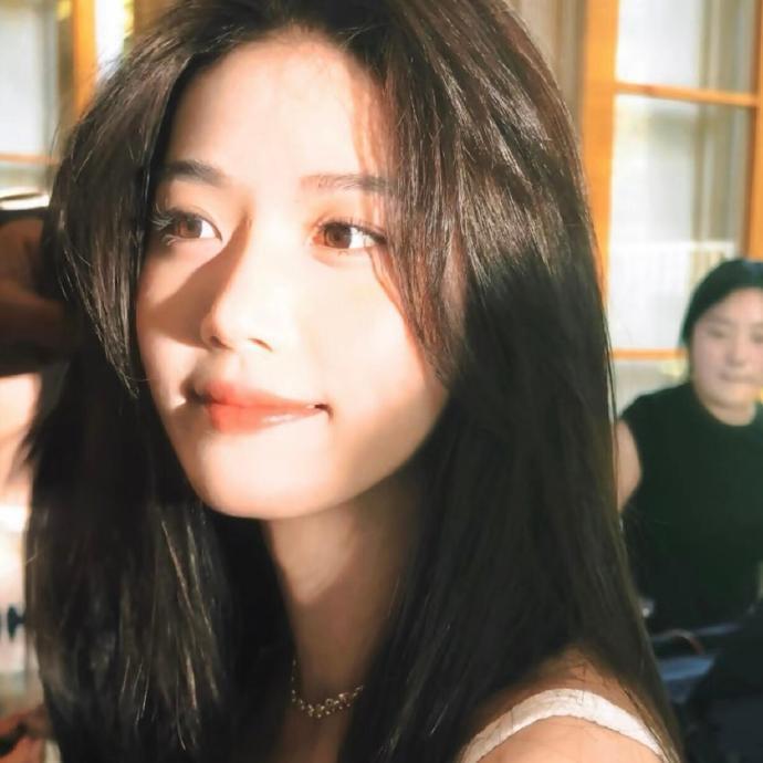 卢昱晓绝美头像 