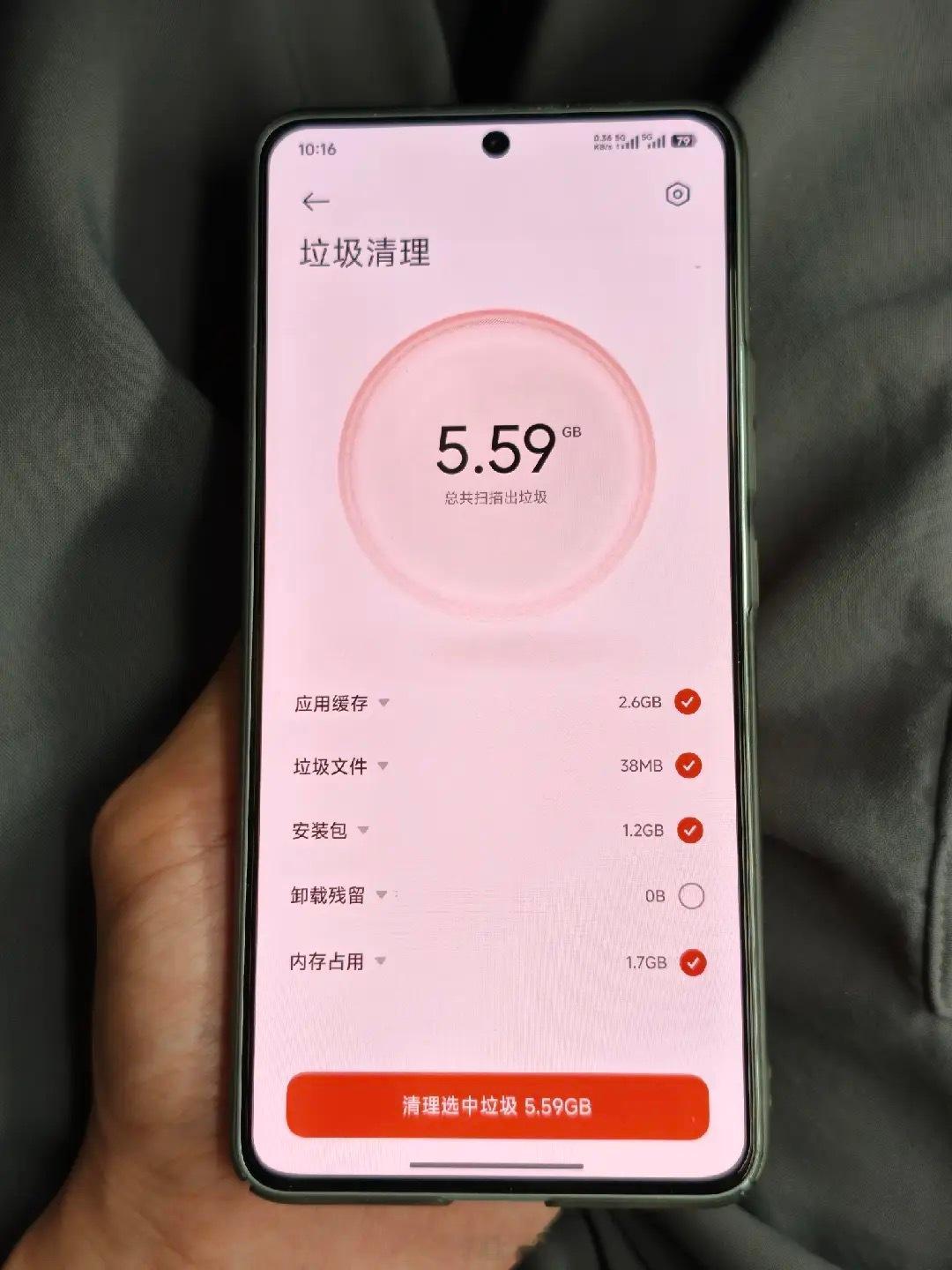 小伙伴假期回家给爸爸清理手机，当年买的1TB大存储版本手机，生怕他不够用，结果发