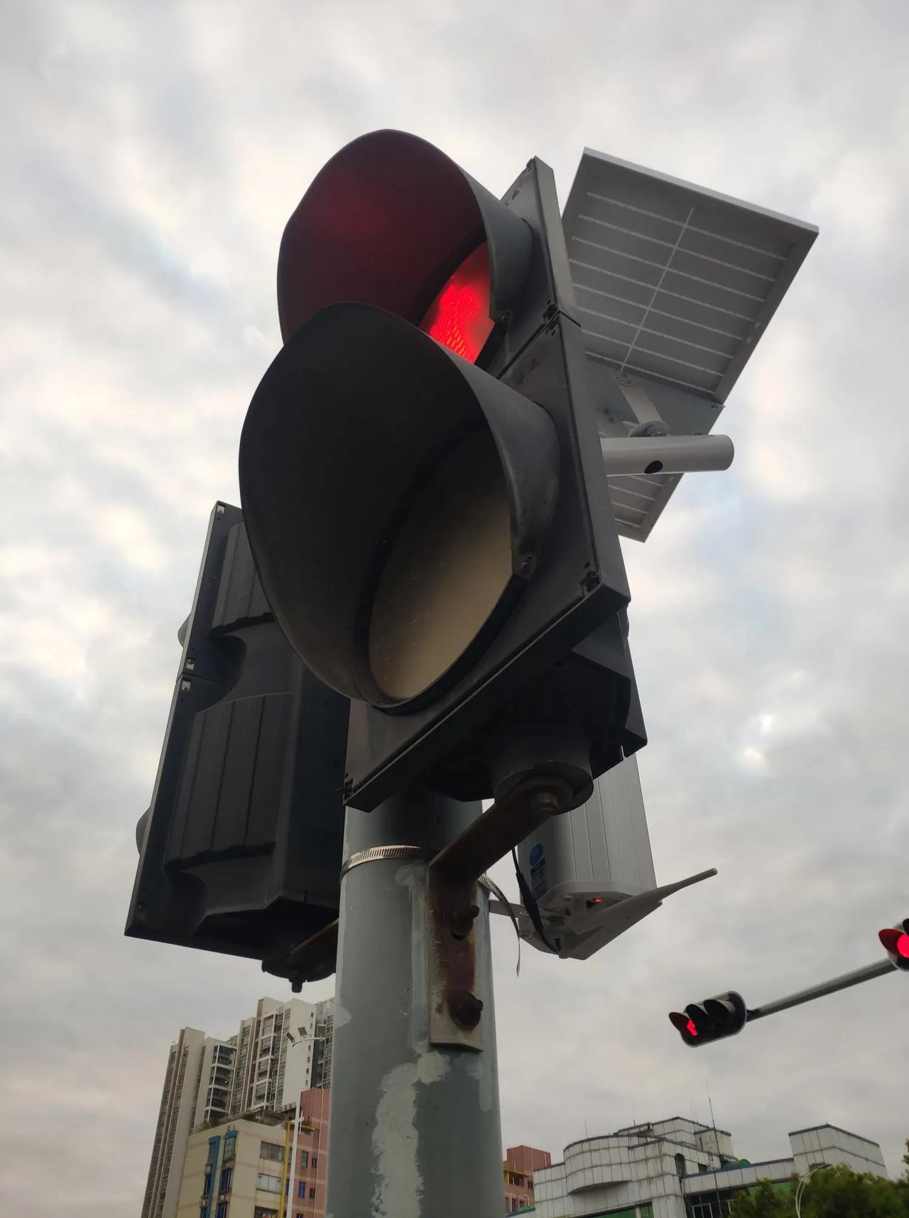 深圳街头的这种交通滚动式播放，细数过往哪个街道电动车车祸，死了多少人，似乎在提醒