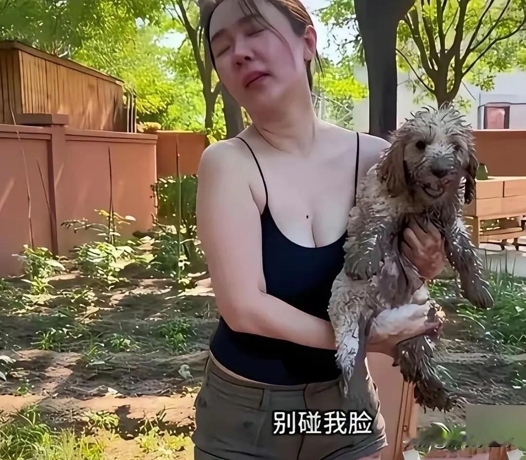 谁说下地干活就得穿长袖、套雨靴？霍思燕一身吊带，脚踩人字拖，拿着工具就在院子里忙