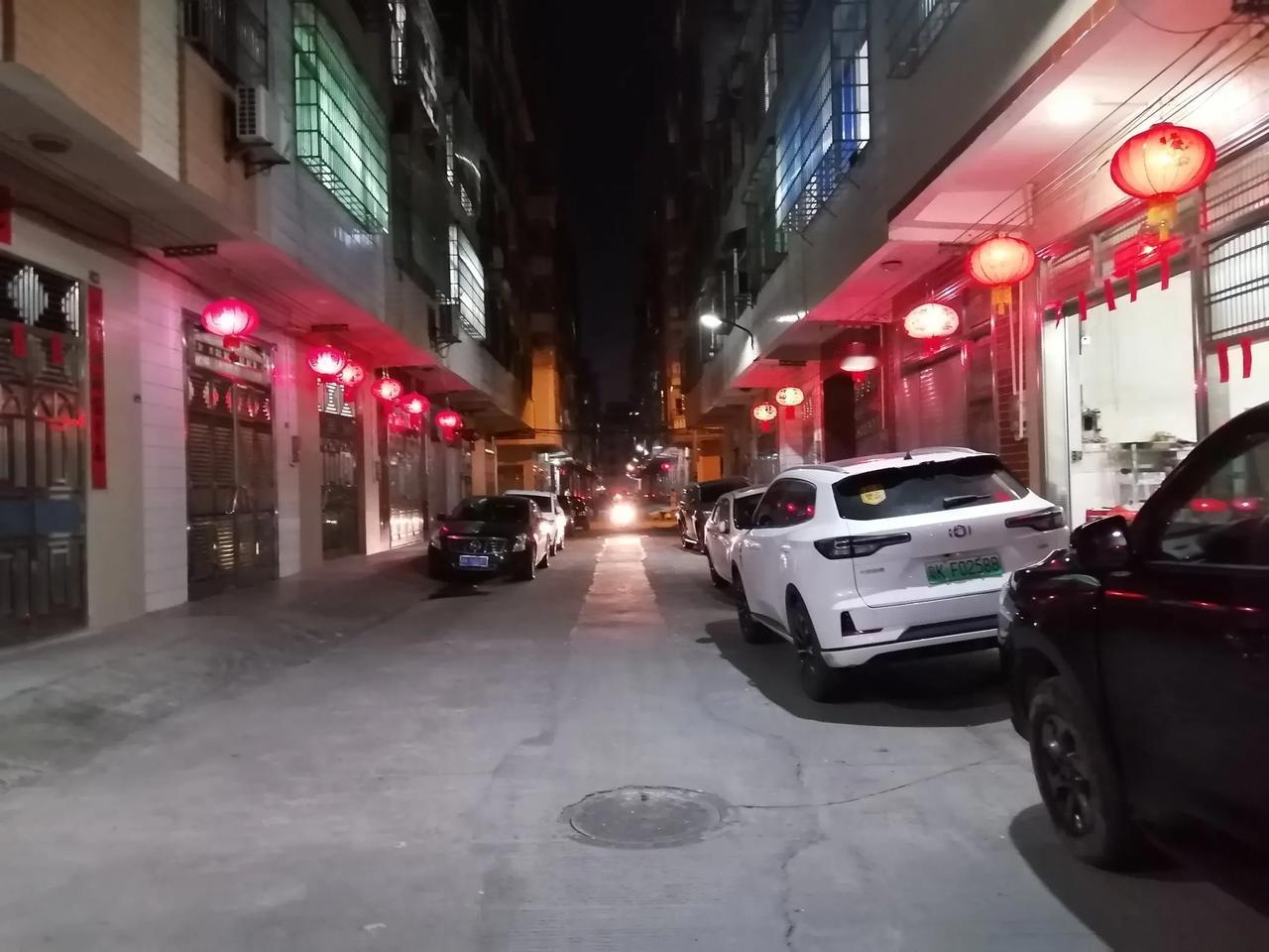 小时候，家家户户都会在除夕夜里贴春联。那时的春联有白额春联。据说，1937年从广