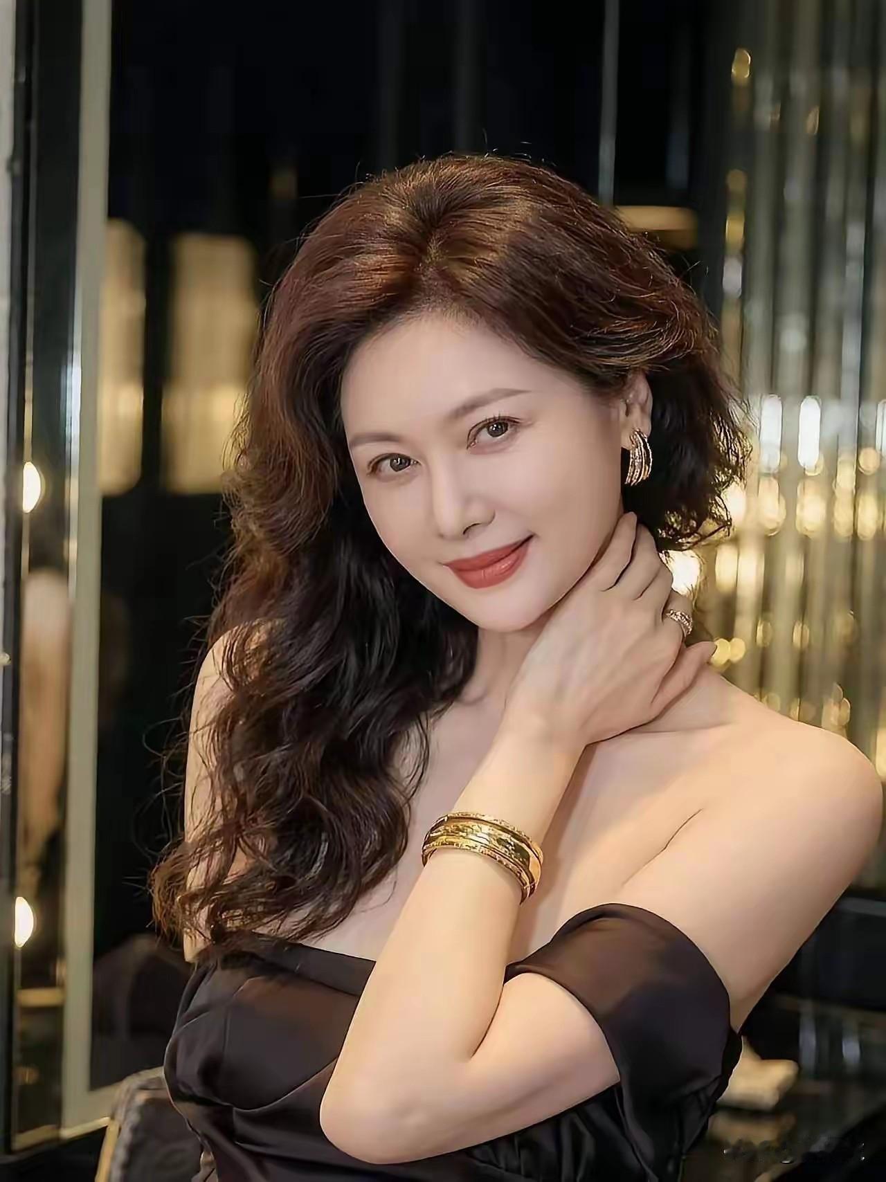 上联:丝丝缕缕情难断:念姐邀对缠缠绵绵意不休。