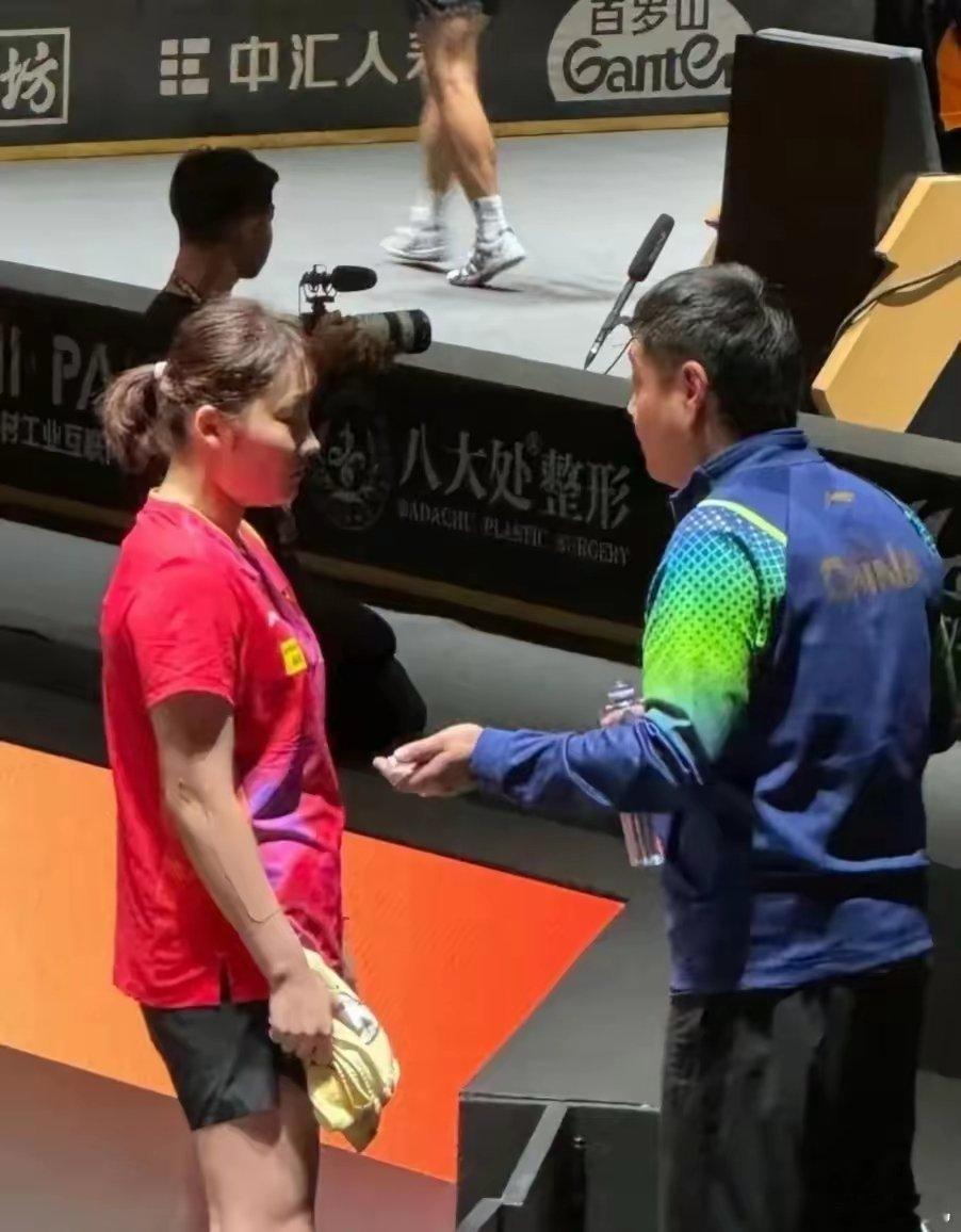 有点影响孙颖莎，邱贻可必须再带2个人：1，蒯曼：邱贻可是她的主管教练，蒯曼身兼三