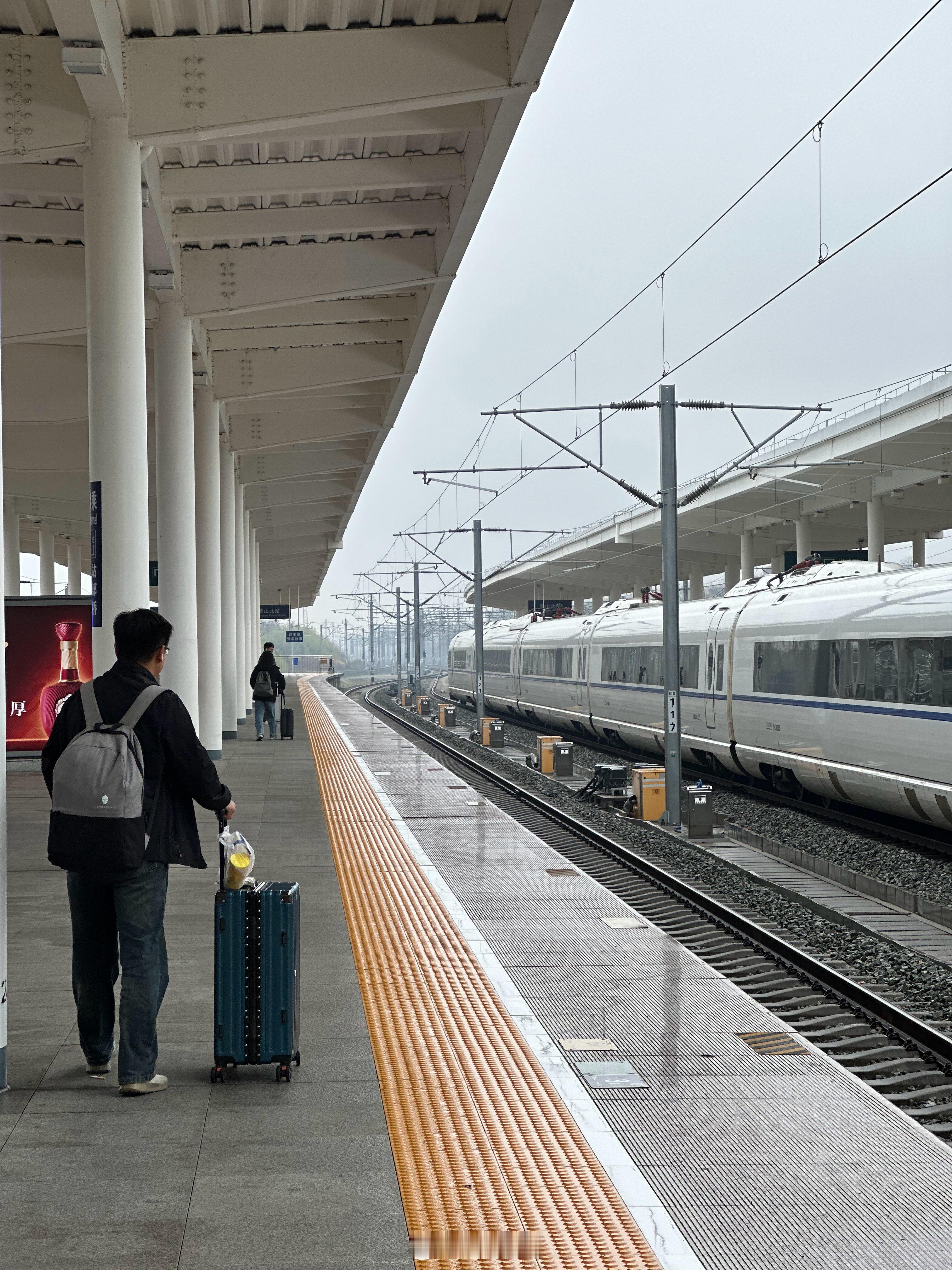 乘高铁一路有各种风景欣赏幸运了还能偶遇漂亮姑娘于座位两旁比如今天，就在此时此刻，