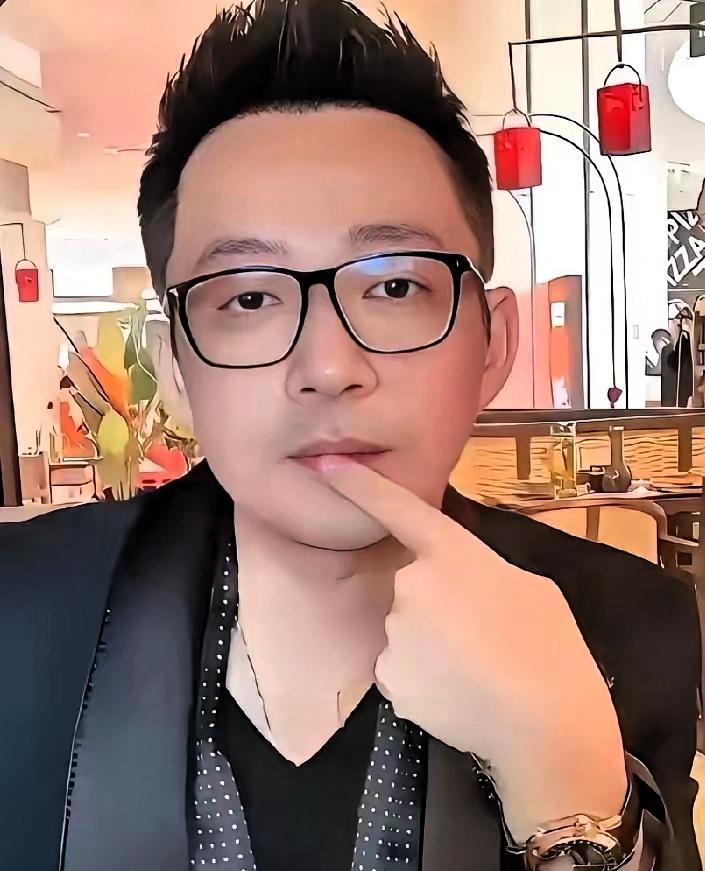 大家开始很同情他，后来却很反感了，这变化真快，很多人不理解，他角色太多变了，大家