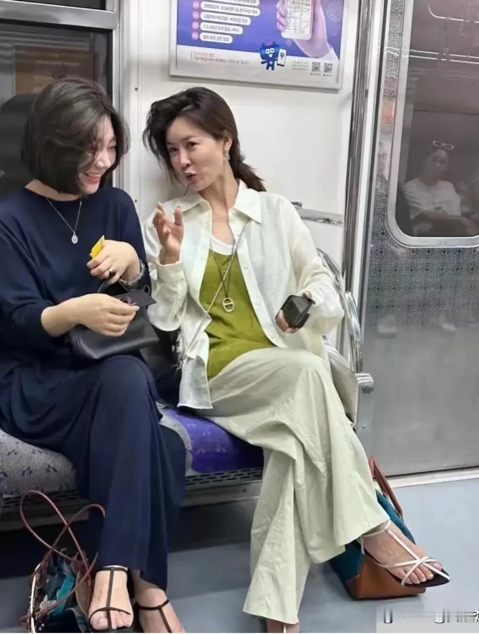 二十年前，街头巷尾，她们是一道亮丽的风景线。苏柔和林悦，两位绝世美女，无论走到哪