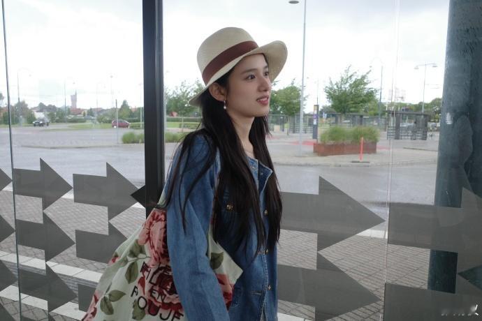 张婧仪草帽白裙张婧仪文岛碎片  张婧仪文岛碎片，张婧仪草帽白裙，草帽白裙造型清新