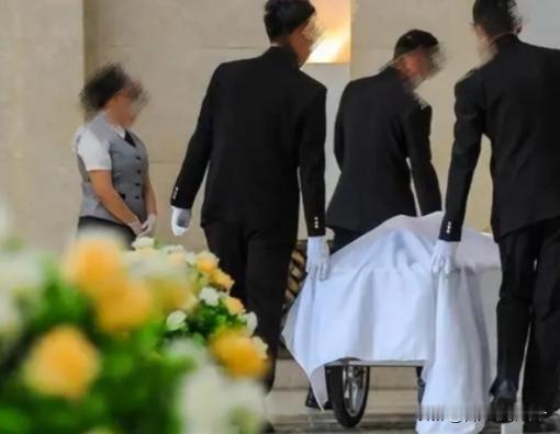 男子出院前一天离奇死亡，妻子认为是医疗事故，于是将丈夫暂存太平间准备讨说法，谁知
