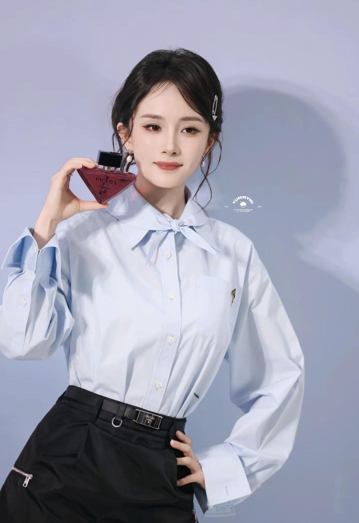 浅蓝色衬衫衬出温柔气韵，利落裙装自带飒爽锋芒，眉眼舒展，杨幂将知性与精致恰到好处