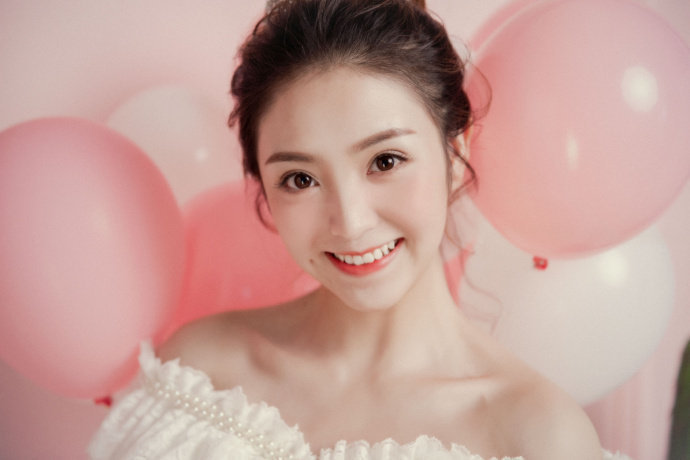 田曦薇无刘海半扎发造型田曦薇无论什么造型，都把我美得不行了啊！！！！！[色][么