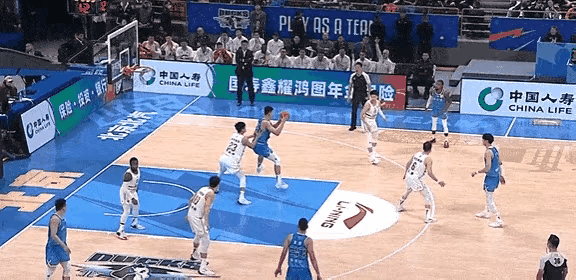 身高不够，核心力量来凑！[鼓掌][鼓掌][鼓掌]
陈国豪单防是一点儿不怵范子铭！