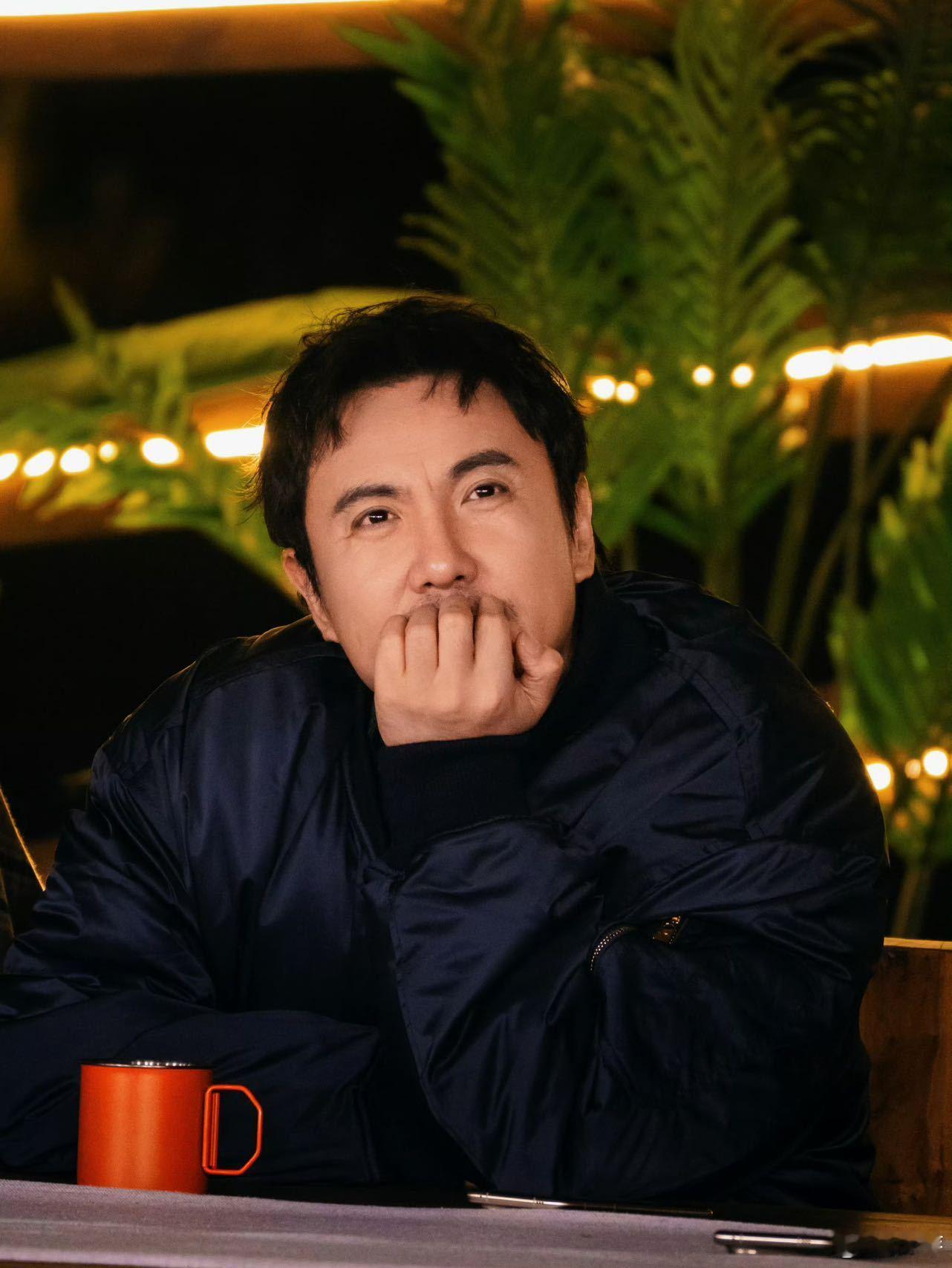 王安宇这穿搭脑洞绝了！给黄sir整花棉袄，让小胡穿花背心，现发团之间的互坑日常也