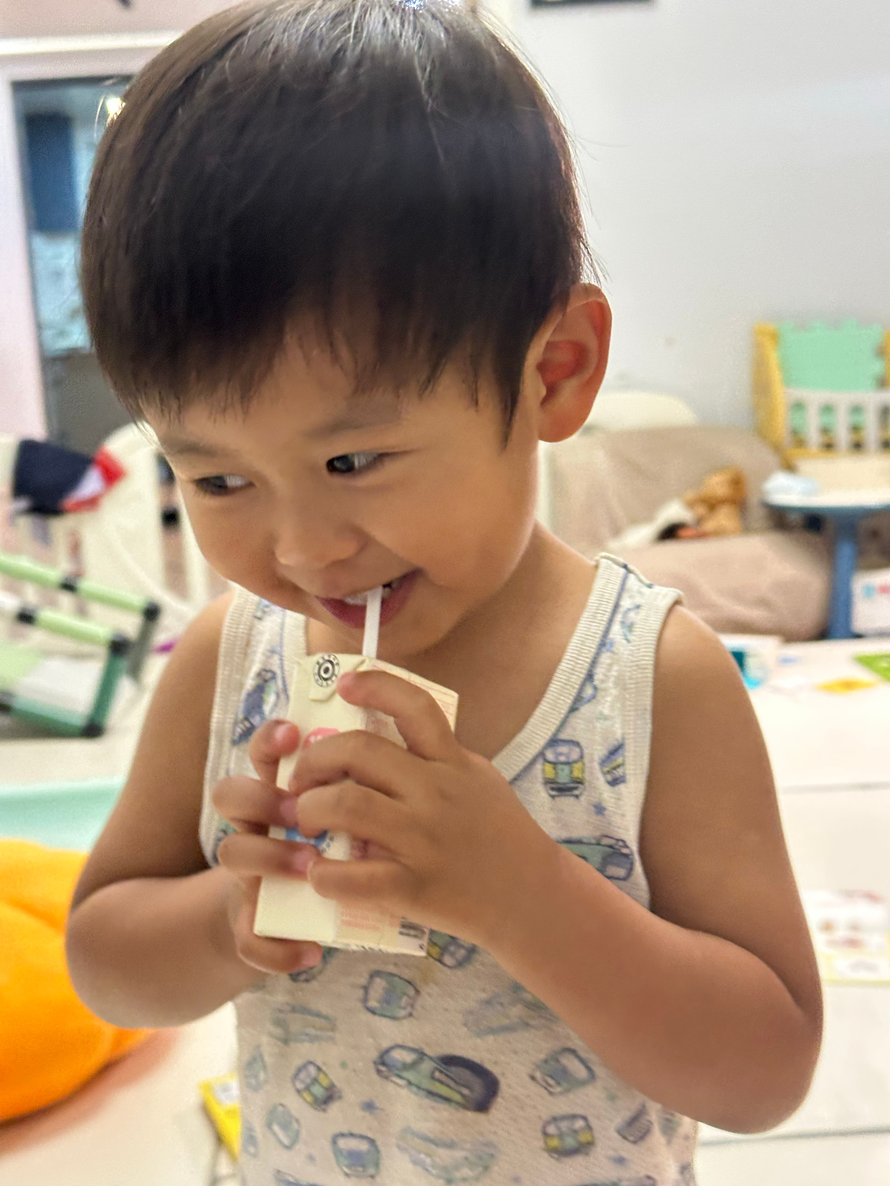 今天晚饭吃太多！本来想悄咪咪地不喝奶了，结果孩子自己突然蹦起来说怎么还没喝奶呢？