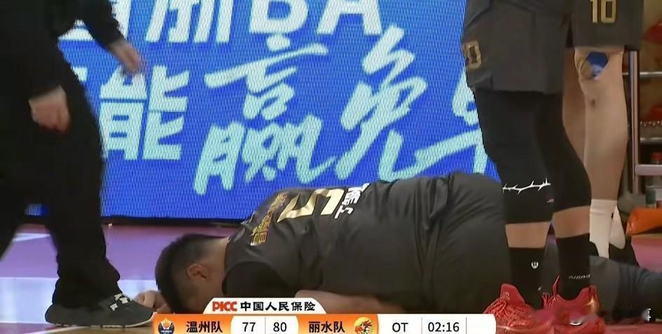 浙BA赛程太狠了，球员伤不起。
    徐敏伟第四节直接倒下，前交叉韧带撕裂概率