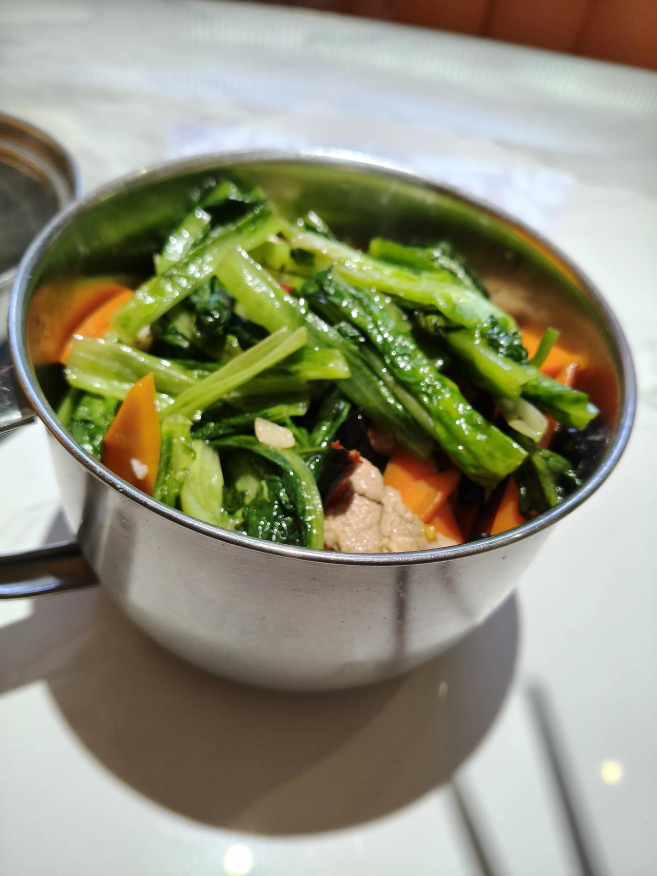 今天的一日三点！
   是上面包豆浆鸡蛋。
   中午两个菜一个米饭。
   晚