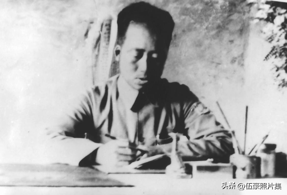 1939年，时年35岁的滕代远在延安军委驻地王家坪办公时的照片，当时担任的职务是