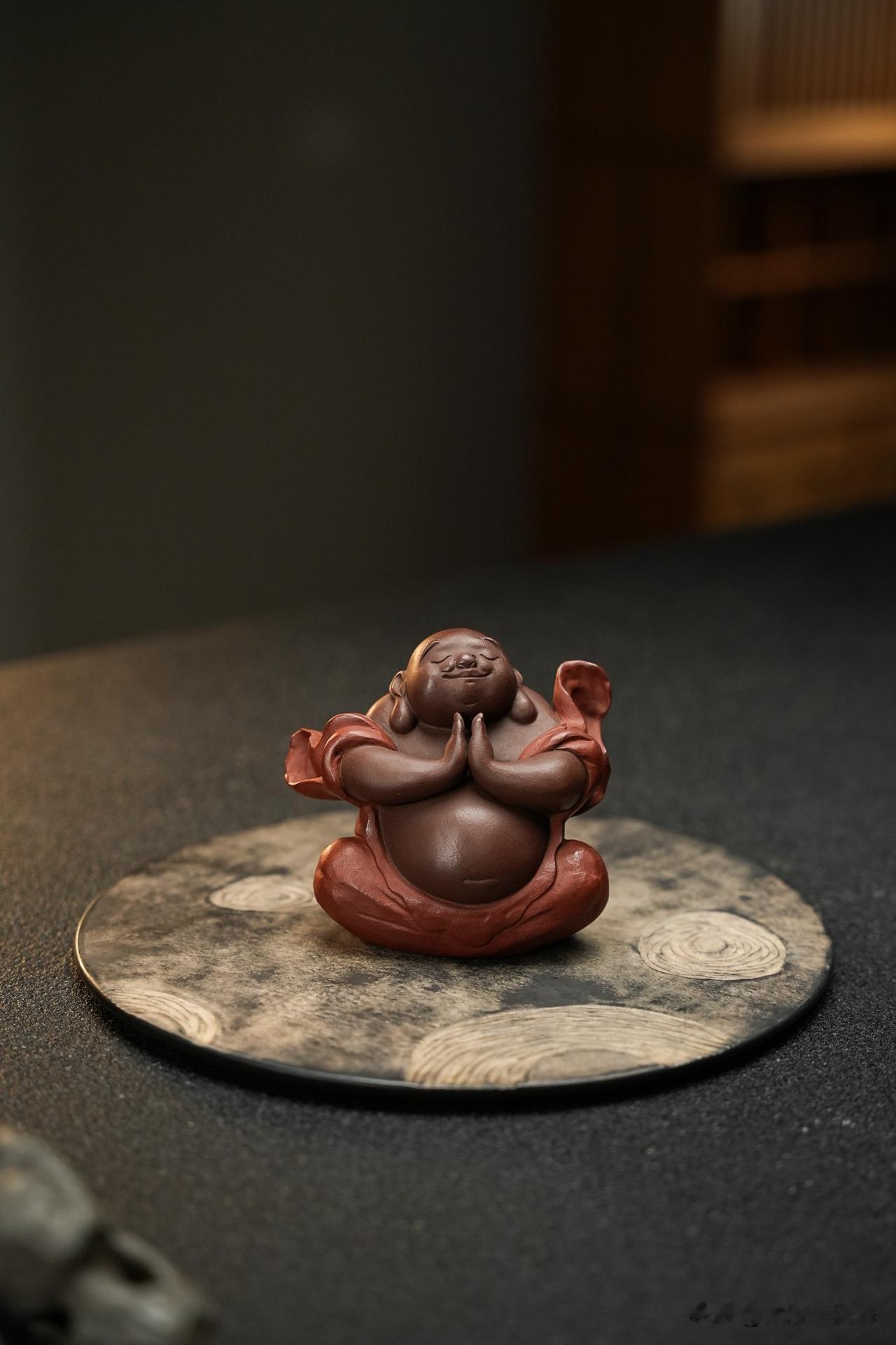 茶盘上那只不说话的老友，你养了多久？
第一次养茶宠，纯粹是图个好玩。
那是一只歪
