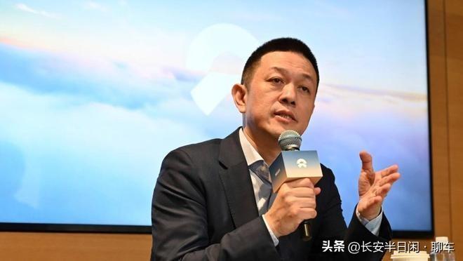 李斌定调汽车大变局：未来车企本质都是AI公司，蔚来落地认知座舱
汽车行业竞争逻辑