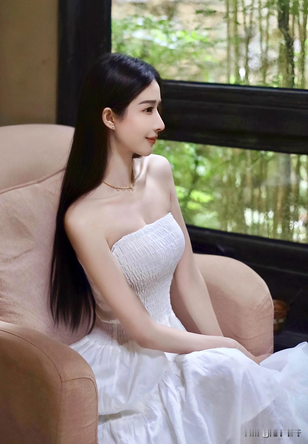 三千青丝如绸缎倾泻，
映衬着她从容的笑靥。
无需张扬，
一颦一笑间自有诗书沉淀的